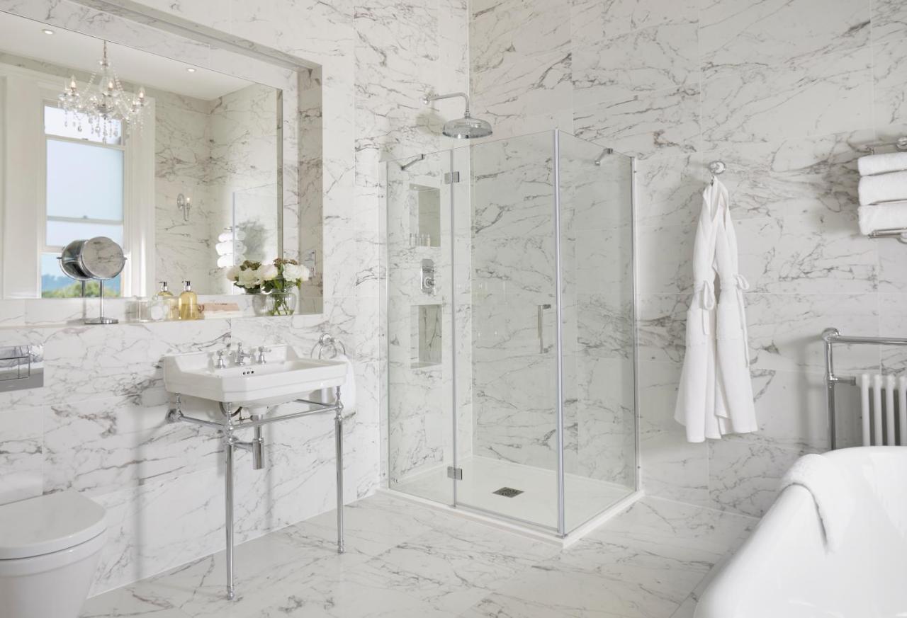 فندق باثين هاوس المظهر الخارجي الصورة A modern bathroom