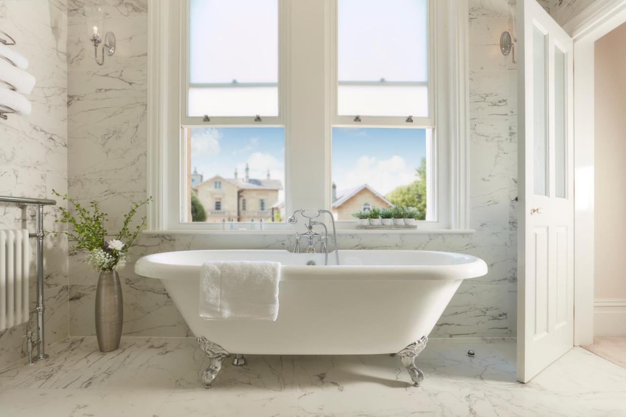 فندق باثين هاوس المظهر الخارجي الصورة A freestanding bathtub