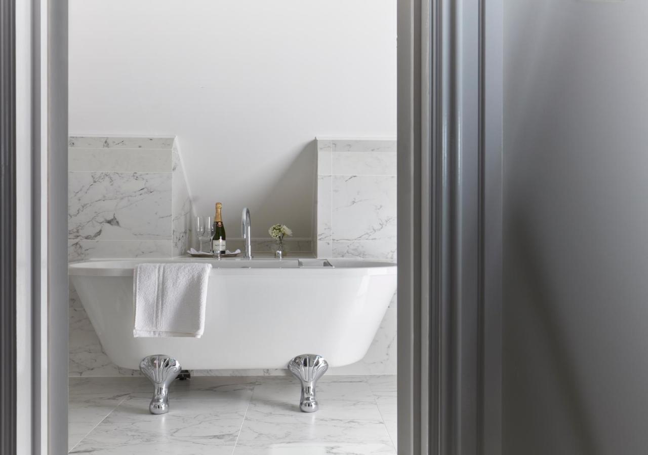 فندق باثين هاوس المظهر الخارجي الصورة A freestanding bathtub
