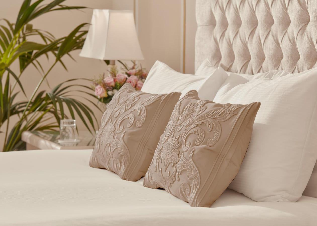 فندق باثين هاوس المظهر الخارجي الصورة Pillows on a bed