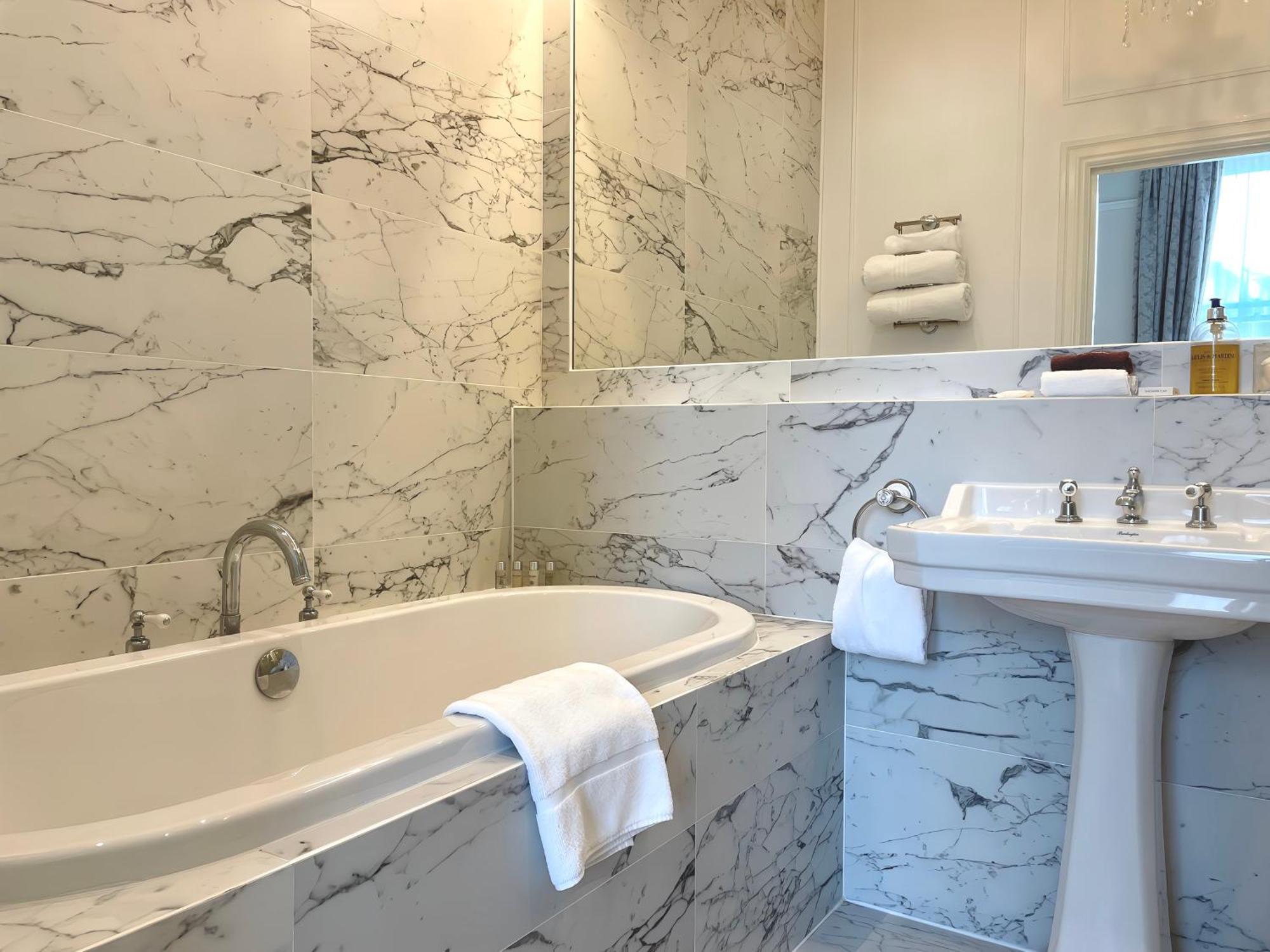 فندق باثين هاوس الغرفة الصورة Bathroom in the hotel