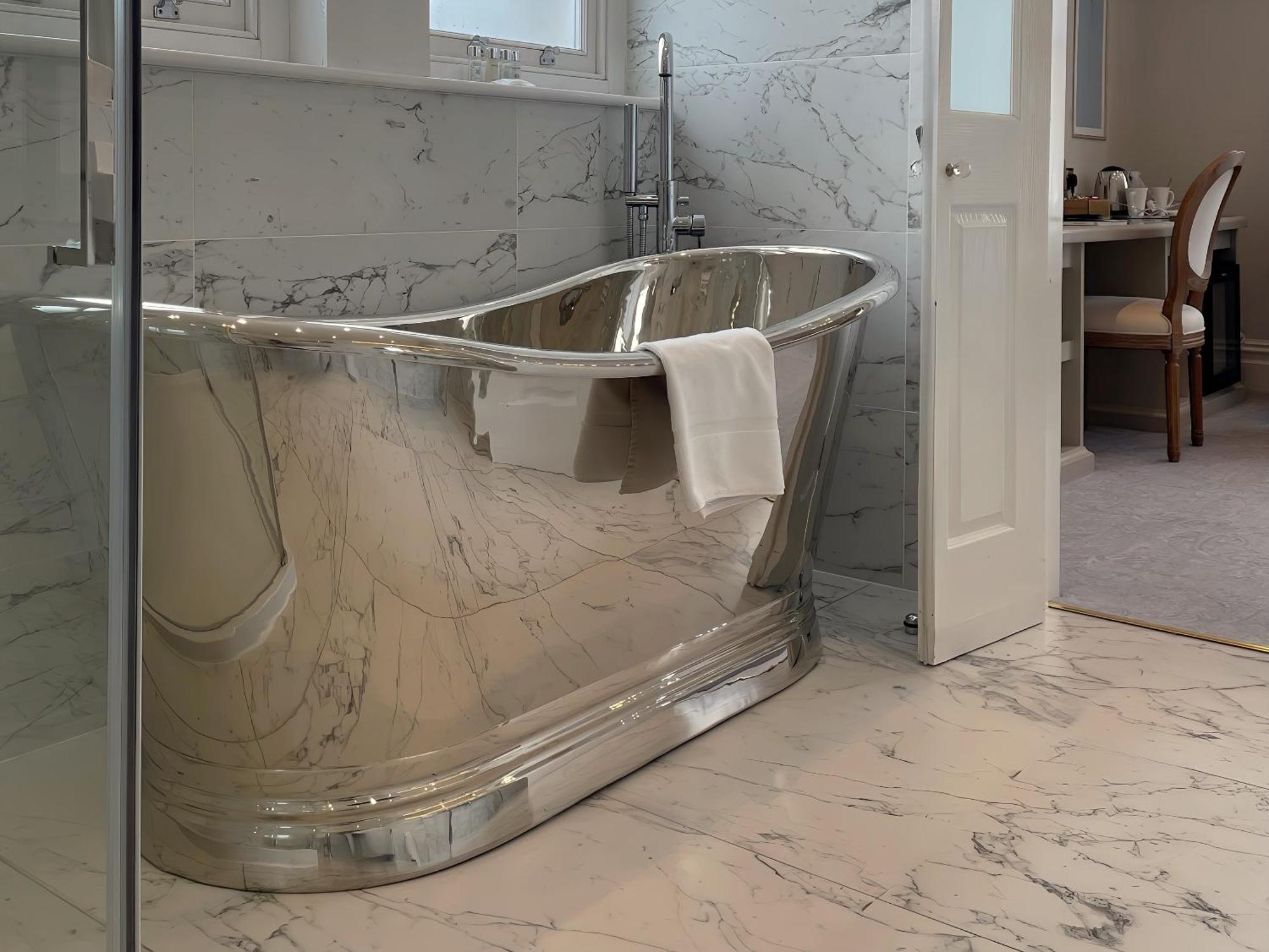 فندق باثين هاوس الغرفة الصورة A freestanding bathtub