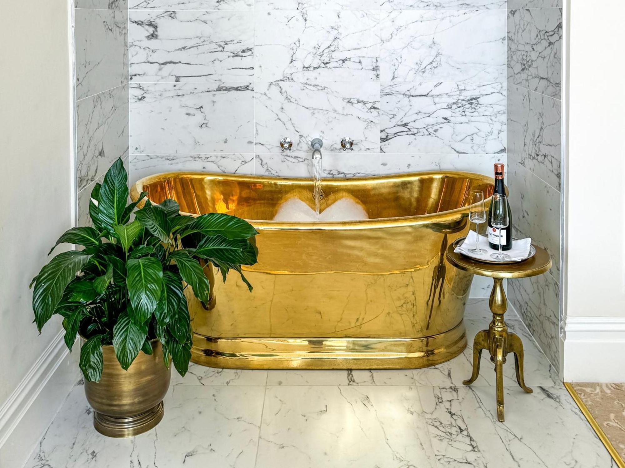 فندق باثين هاوس الغرفة الصورة A freestanding copper bathtub